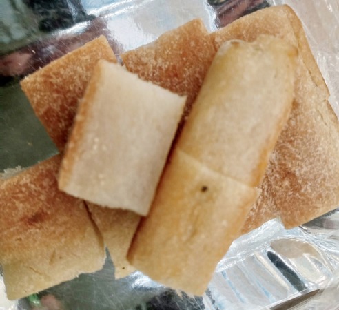 DICETAK DI LOYANG: Wingko Kenep asli Kelurahan Kenep, Kecamatan Sukoharjo ini berbentuk persegi panjang. (IWAN KAWUL/RADAR SOLO)
