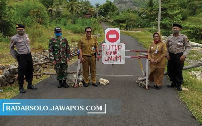 Forkompimcam Paranggupito cek akses menuju Pantai Nampu yang sempat diterobos wisatawan, Senin (22/6). (IWAN ADI LUHUNG/RADAR SOLO)