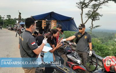 DIBERI GRATIS: Petugas Satpol PP Boyolali membagikan masker sekaligus sosialisasi Covid-19) kepada pengunjung di kawasan wisata Irung Petruk, Kecamatan Selo, kemarin (1/6).