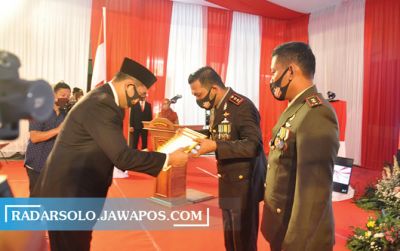 Bupati Joko Sutopo berikan penghargaan kepada Kapolres AKBP Christian Tobing  dan Dandim 0728/Wonogiri Letkol Inf Imron Masyhadi di Mapolres Wonogiri, Rabu (1/7).