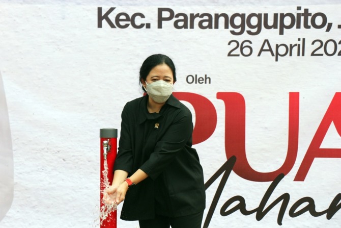 SEGAR: Ketua DPR RI Puan Maharini secara simbolis mencoba air bersih di Desa Gendayakan, Kecamatan Paranggupito, Selasa (26/4). (IWAN ADI LUHUNG/RADAR SOLO)