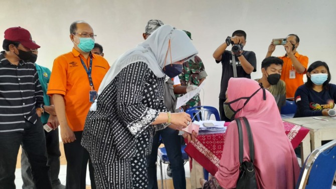 TINJAU LANGSUNG: Bupati Klaten Sri Mulyani dengan jajarannya saat memantau penyaluran BLT dan BPNT di Desa Mayungan, Ngawen (DOKUMENTASI PROKOPIM KLATEN FOR RADAR SOLO)