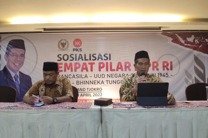 NASIONALISME: Abdul Kharis Almasyhari (kanan) saat sosialisasi 4 pilar kehidupan berbangsa dan bernegara di Klaten. (ISTIMEWA)