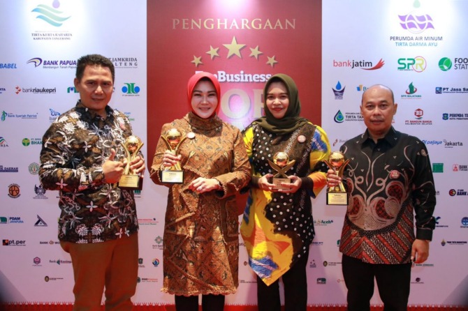 TERIMA PENGHARGAAN: Bupati Sri Mulyani bersama Dirut PT BPR Bank Klaten Perseroda Tulus Yunianto dan Dirut Perumda PDAM Tirta Merapi Klaten Irawan Margono. (DOKUMENTASI PROKOPIM SETDA KLATEN)