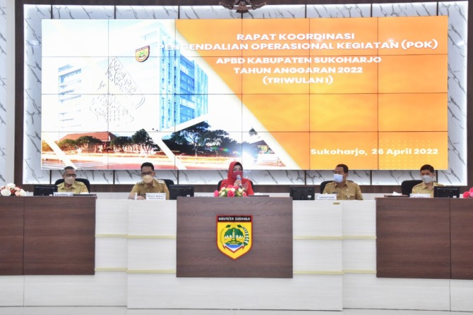 BERI ARAHAN: Bupati Sukoharjo Etik Suryani saat rakor pengendaliaan operasional kegiatan APBD, kemarin. (IWAN KAWUL/RADAR SOLO)