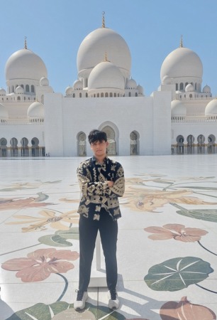 NIKMAT RAMADAN: Imam Bagus Wibisono berada di Masjid Sheikh Zayed Grand Mosquedi Abu Dhabi. (ISTIMEWA)