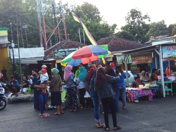 RAMAI: Bazar kuliner Ramadan di Terminal Giribelah, Kecamatan Giritontro, kemarin (6/4). (ISTIMEWA)