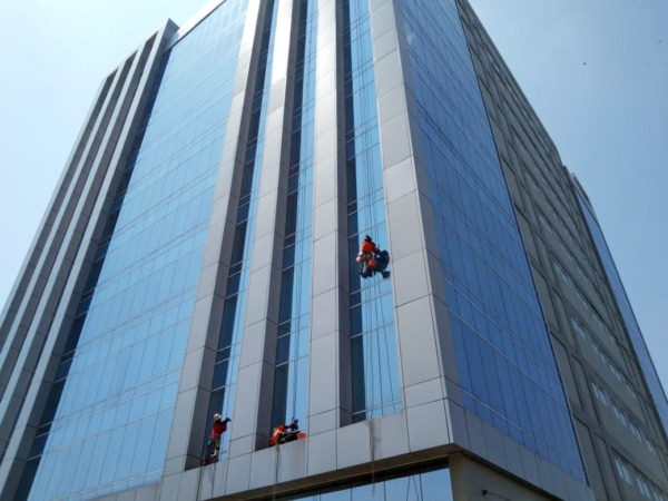 EKTREM: Pekerja dari penyedia jasa cleaning service sedang bersihkan kaca luar di gedung Menara Wijaya, komplek Sekda Sukoharjo, belum lama ini. (IWAN KAWUL)