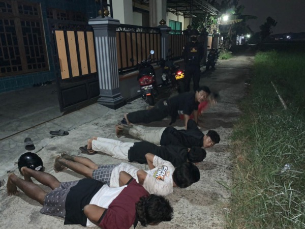 Tiga pemuda diamankan Tim Pandawa Polres Sukoharjo bersama barang bukti minuman keras (miras) yang tengah mereka bawa, Sabtu (16/4) malam. Para pemuda yang mabuk miras tersebut diberi pembinaan fisik dengan push-up. (IWAN KAWUL/RADAR SOLO)