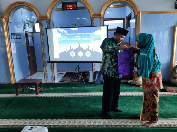 SMK Muhammadiyah 6 Gemolong berbagi paket Ramadan kepada kaum dhuafa. (ISTIMEWA)