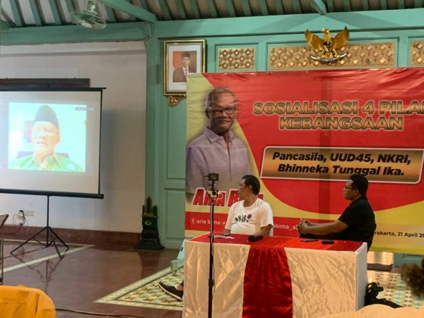Aria Bima dalam media gathering di rumah dinas Wakil Wali Kota Solo, Senin (25/4). (SEPTINA PUTRI/RADAR SOLO)