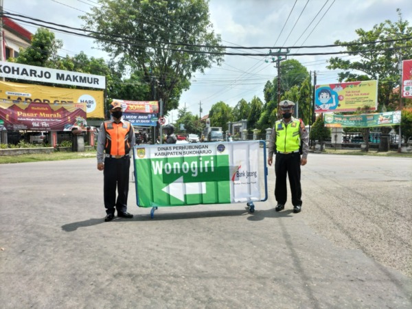 Satlantas Polres Sukoharjo dan Dishub memasang barikade rambu jalur alternativ. (IWAN KAWUL/RADAR SOLO)
