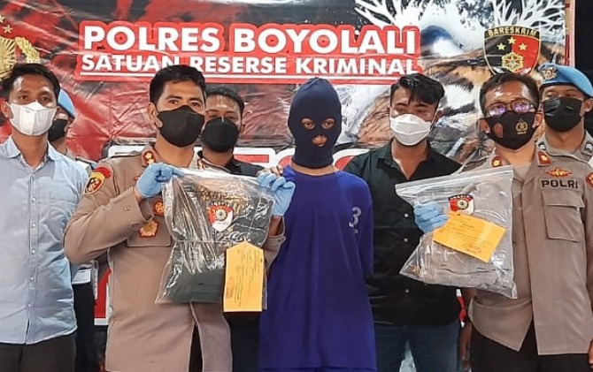 Kapolres Boyolali AKBP Asep Mauludin menunjukkan barang bukti dan salah satu pelaku aksi klitih di Boyolali, Rabu (6/4). (RAGIL L/RADAR SOLO)
