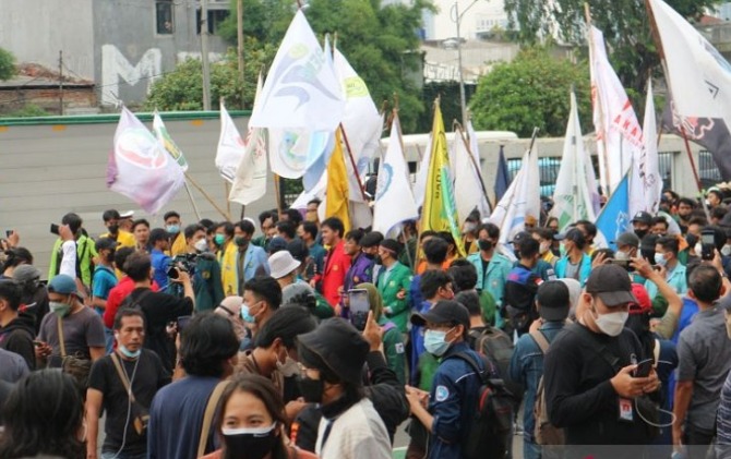 Ribuan mahasiswa gelar unjuk rasa di depan Gedung DPR/MPR RI, Jakarta Pusat, Senin (11/4). (ANTARA)