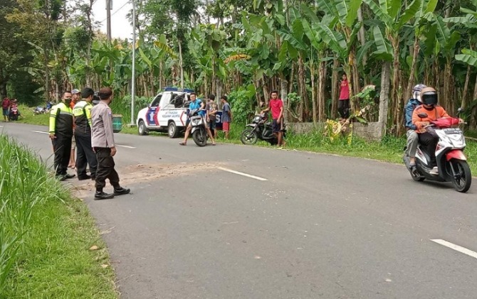 Polisi berada di lokasi kejadian kecelakaan truk dengan motor matic di jalan Karanganyar-Mojogedang, Senin (11/4).