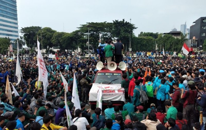 Pimpinan DPR dan kapolri berada di atas mobil komando saat menerima aspirasi ribuan pendemo di depan Kompleks Parlemen, Gedung MPR/DPR/DPD, Jakarta, Senin (11/4). (ANTARA)
