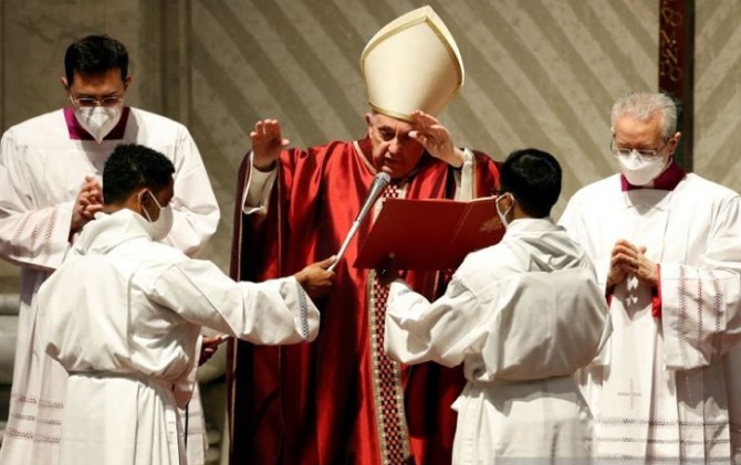Paus Fransiskus memimpin kebaktian Jumat Agung di Basilika Santo Petrus di Vatikan. (ANTARA/Reuters)