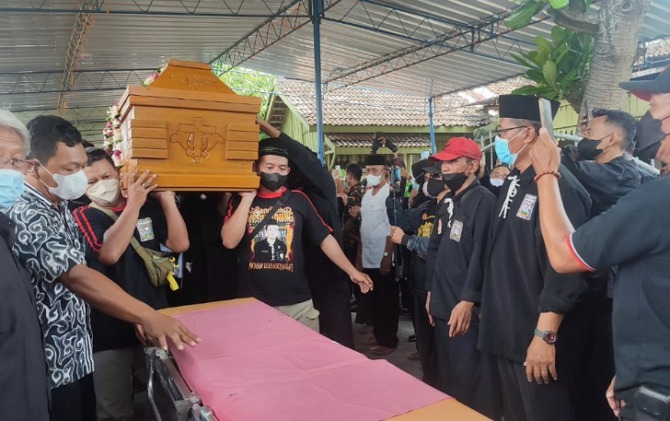 Jenazah Ketua Cabang PSHT Sragen Surtono diberangkatkan ke tempat pemakaman umum, Sabtu (16/4). (AHMAD K/RADAR SOLO)