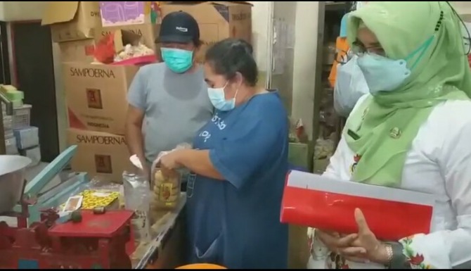 LINDUNGI KONSUMEN: Pedagang melakukan pemusnahan makanan yang tidak layak dengan disaksikan oleh petugas, Kamis (21/4). (HUMAS PEMKOT FOR RADAR SOLO)