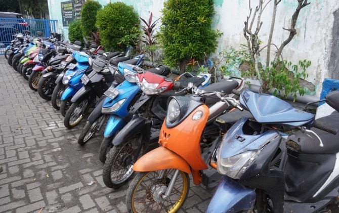 Belasan sepeda motor hasil razia yang tak diambil di Pos Lalu Lintas Telukan, Grogol. (IWAN KAWUL/RADAR SOLO)