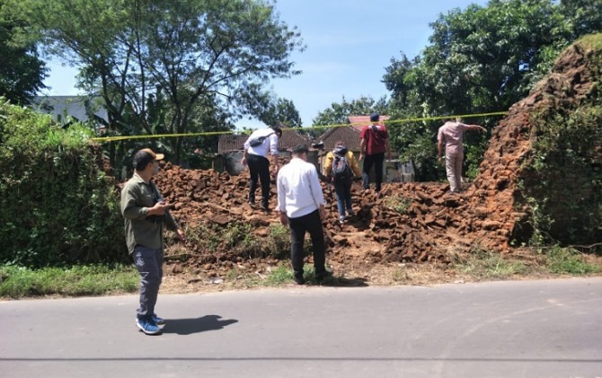 Kondisi tembok bekas Benteng Keraton Kartasura dijebol oleh warga. (IWAN KAWUL/RADAR SOLO)