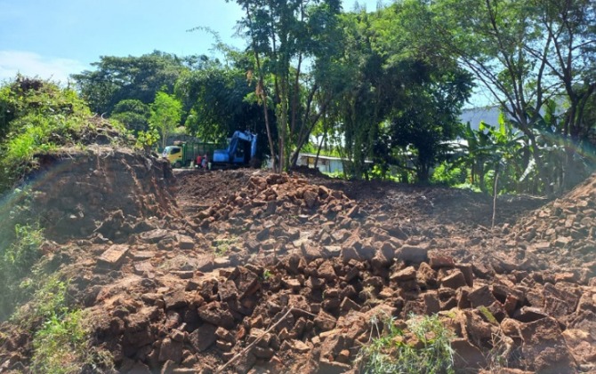 Alat berat yang sebelumnya digunakan untuk membongkar Benteng Keraton Kartasura. (IWAN KAWUL/RADAR SOLO)