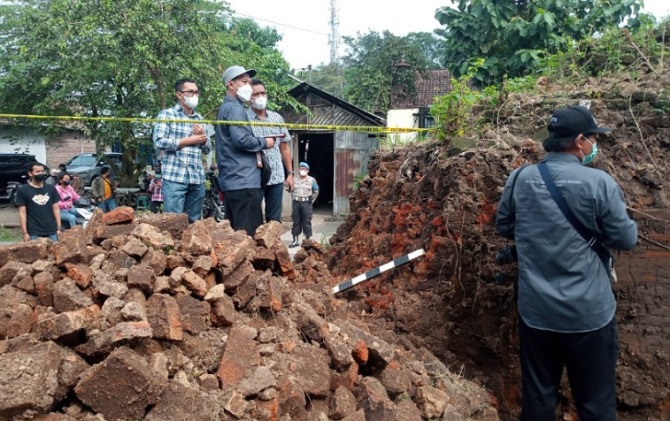 BPCB dan PPNS terjun ke lokasi pembongkaran tembok bekas Benteng Keraton Kartasura, Sabtu (23/4). (IWAN KAWUL/RADAR SOLO)