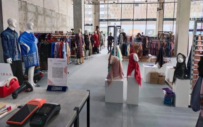 BRI berkolaborasi dengan Sarinah menyelenggarakan Ramadan Bless Festival Bazaar sebagai wujud dukungan kepada produk-produk UMKM.