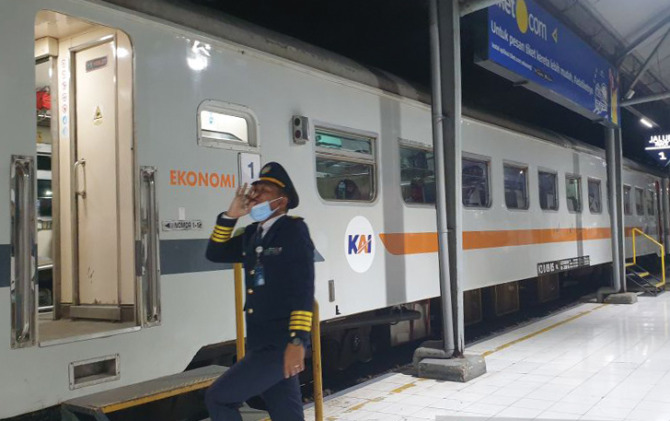 Petugas membunyikan peluit sebelum rangkaian kereta api bergerak di Stasiun Tawang, Jateng. (ANTARA)