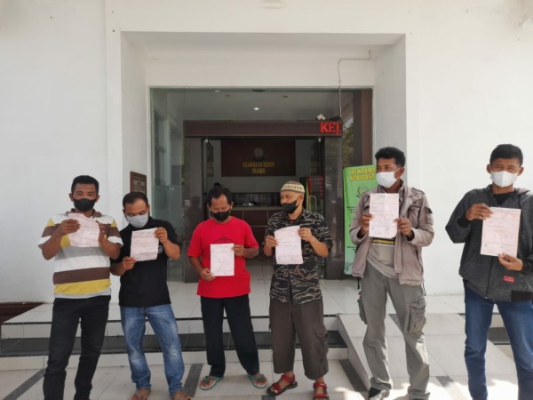 MERASA DIRUGIKAN: Sejumlah warga Desa Srimulyo, Kecamatan Gondang melapor ke kejari, kemarin. (AHMAD KHAIRUDIN/RADAR SOLO)
