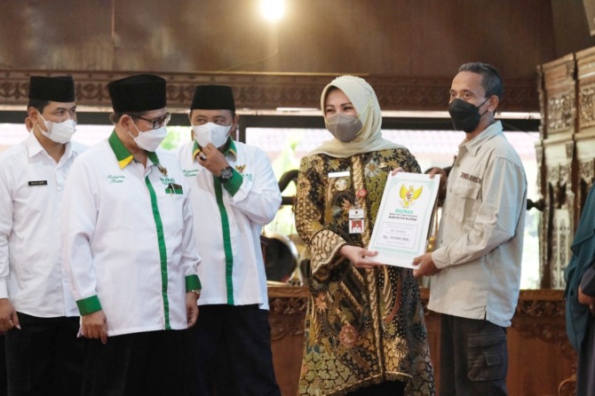 RUKUN ISLAM: Bupati Klaten dan Baznas Klaten menyerahkan zakat kepada penerima di Pendapa Pemkab Klaten. (ISTIMEWA)