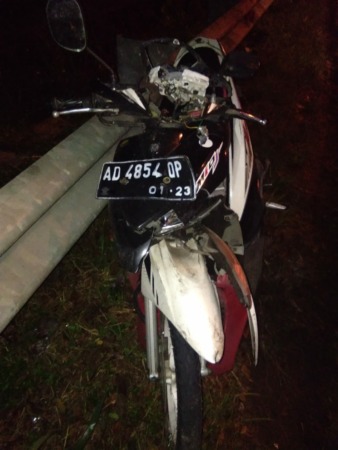 RINGSEK: Kondisi sepeda motor yang kecelakaan di Jalan Semarang-Solo, Banyudono, kemarin (21/4) pagi. (ISTIMEWA)