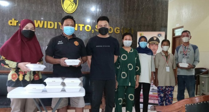 PEDULI: Pembagian takjil di Klinik Utama RB Nur Annisa Bulusari, Wonoboyo, Wonogiri setiap hari sepanjang Ramadan. (ISTIMEWA)