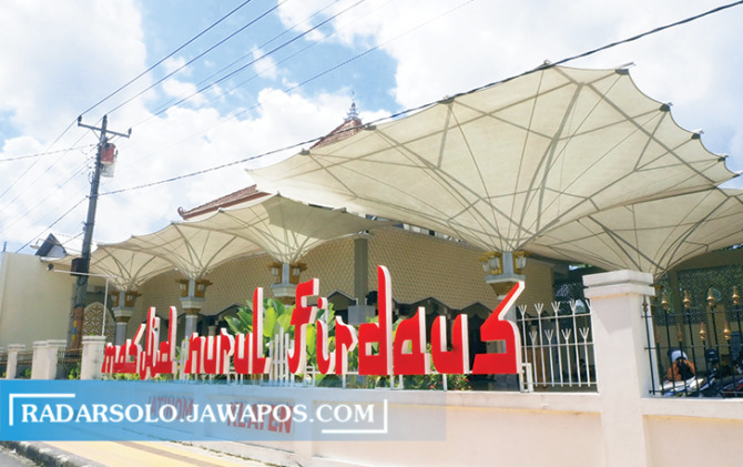 MEGAH: Masjid Nurul Firdaus di Desa Bonyokan, Kecamatan Jatinom, Klaten, kemarin (5/4). (RENDY SYAFARUDIN/RADAR SOLO)