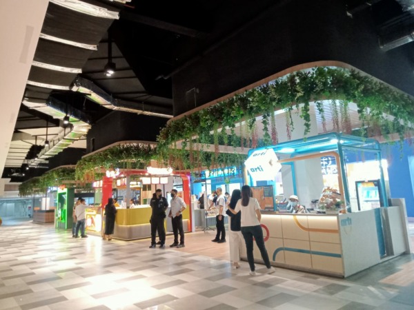MAGNET PENGUNJUNG: Wajah baru food zone di lantai B1 Pakuwon Mall Solo Baru yang baru di-launching kemarin. (SEPTIAN REFVINDA/RADAR SOLO)
