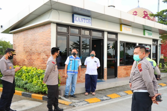 SIDAK: Kapolres Boyolali AKBP Asep Mauludin (dua dari kiri) cek titik rawan kemacetan, belum lama ini. (RAGIL LISTIYO/RADAR SOLO)