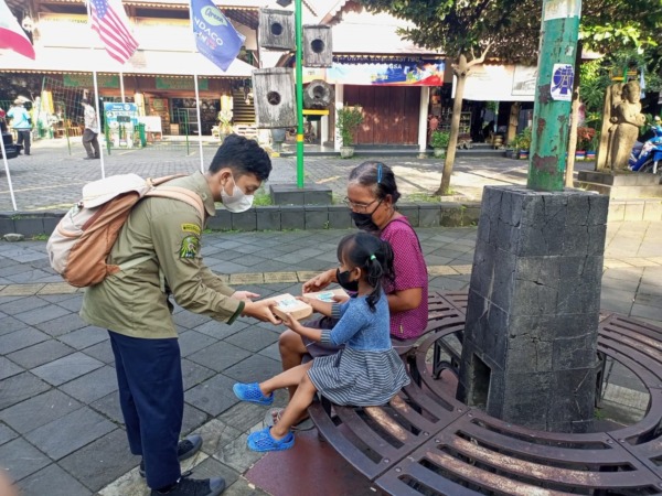 BERBAGI: Siswa SMA Muhammadiyah 1 Surakarta bagikan takjil kepada masyarakat sekitar sekolah. (ISTIMEWA)