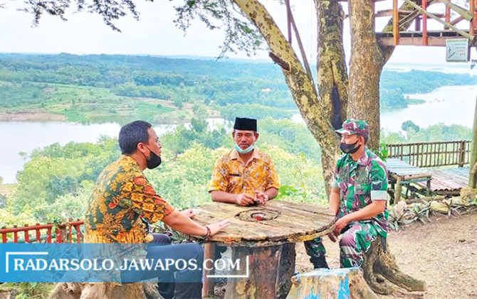 MENAWAN: Panorama alam Waduk Kedung Ombo (WKO) yang dilihat dari atas Bukit Gunungsono di Desa Gilirejo, Kecamatan Miri, Sragen. (AHMAD KHAIRUDIN/RADAR SOLO)