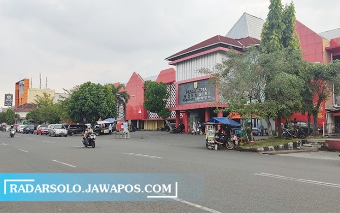 RAWAN KEMACETAN: Suasana di depan Pasar Kota Wonogiri, kemarin (17/4). Pos pelayanan akan didirikan di sekitar pasar itu. (IWAN ADI LUHUNG/RADAR SOLO)