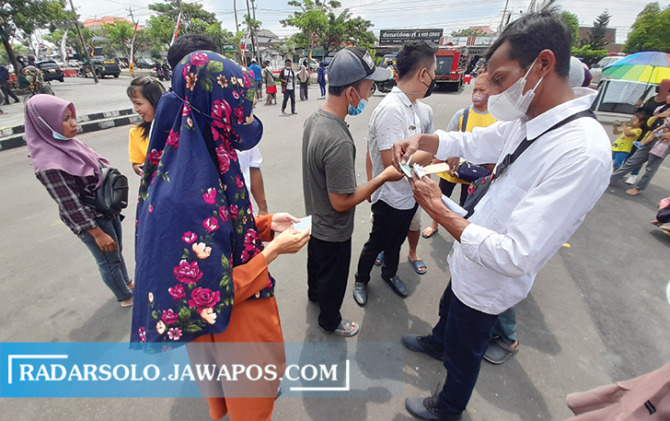VERIFIKASI DATA: Pendataan pedagang Pasar Sabtu dan Pasar Minggu. (RUDI HARTONO/RADAR SOLO)