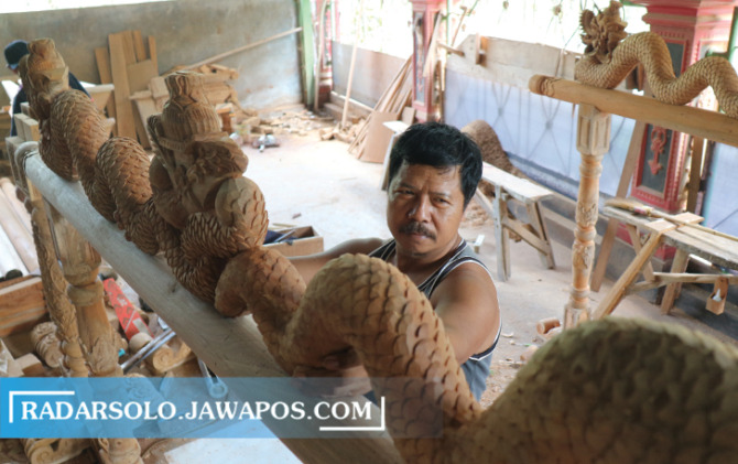 DETAIL: Pekerja menggarap rancak gamelan di Lingkungan Jatibedug, Kelurahan Punduhsari, Manyaran, Jumat (15/4). (IWAN ADI LUHUNG/RADAR SOLO)