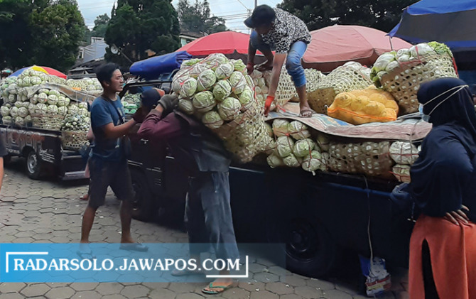 KETIBAN BERKAH: Petani sayur menjual hasil panen ke pasar sayur Cepogo, Selasa (5/4). (RAGIL LISTIYO/RADAR SOLO)
