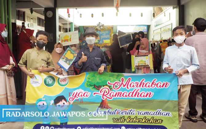 CERIA: Tarhib Ramadan di SDIT Alif Smart Surakarta, kemarin (1/4). (RENDY SHARAFUDIN/RADAR SOLO)