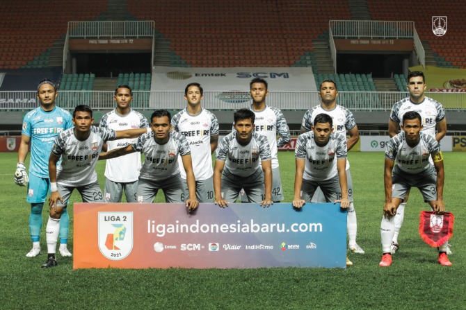 skuad inti Persis Solo di Liga 2 2021, (berdiri dari kiri): Wahyu Tri Nugroho, Abduh Lestahulu, Irfan Bachdim, Ganjar Mukti, Alberto Goncalves, Fabiano Beltrame. (jongkok dari kiri)Sandi Sute, Ferdinand Sinaga, Chrystna Bhagascara, Arapenta Poerba, Eky Ta