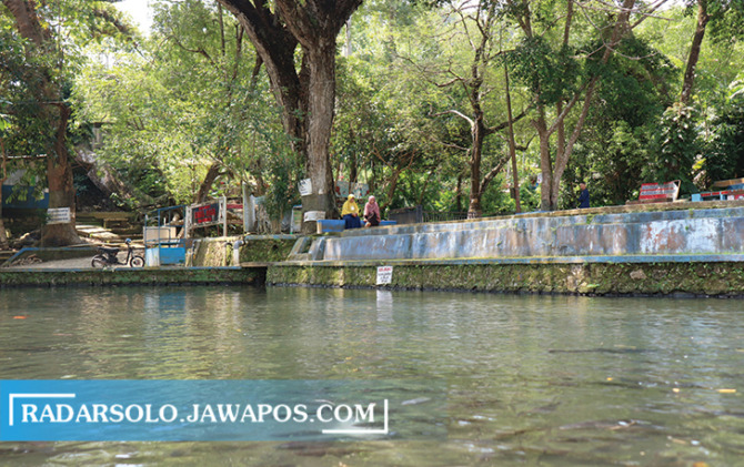 SEJUK DAN RIMBUN: Umbul Nogo di Desa Karanglor, Manyaran, Wonogiri jadi jujukan wisatawan yang ingin berenang dan menikmati suasana perbukitan. (IWAN ADI LUHUNG/RADAR SOLO)