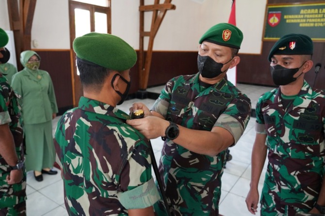 NAIK PANGKAT: Danrem 074/Wrt Kolonel Inf Achiruddin menyematkan lencana kenaikan pangkat Perwira di aula Makorem 074/Wrt, Jumat (1/4). (ISTIMEWA)