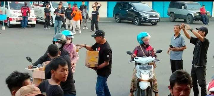 BERBAGI: Oi Solo Raya berbagi takjil di kawasan Keraton Surakarta