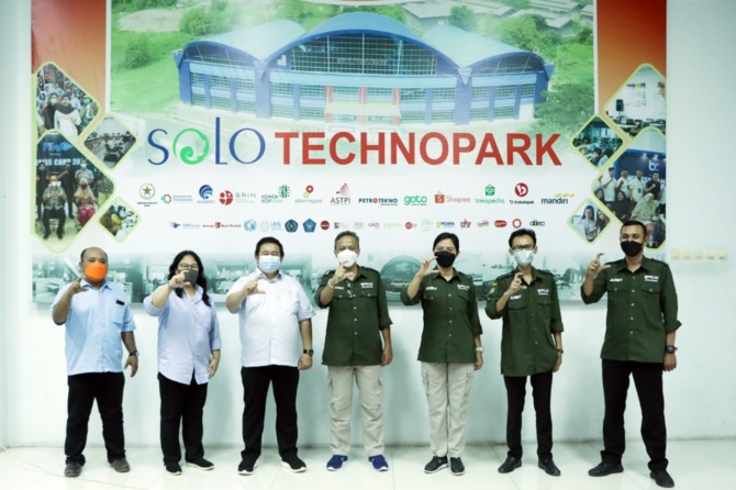 BERPOTENSI BESAR: Kepala BPKAD Kota Surakarta Budi Murtono (tengah) bersama manajemen Solo Technopark, Selasa (19/4). Mereka memastikan creative hub di Solo Technopark berfungsi optimal untuk mendongkrak pendapatan asli daerah. (M. IHSAN/RADAR SOLO)