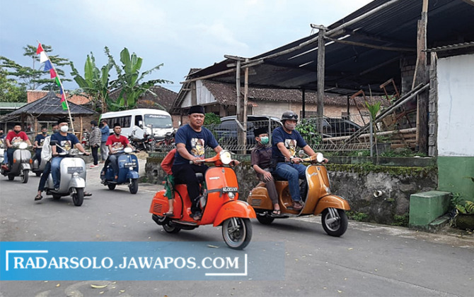 BERBAGI KEBAHAGIAAN: Anggota komunitas vespa Metuk (Vesmet) ajak anak yatim di desa Metuk keliling menaiki vespa tua, Minggu (24/4). (RAGIL LISTIYO/RADAR SOLO)