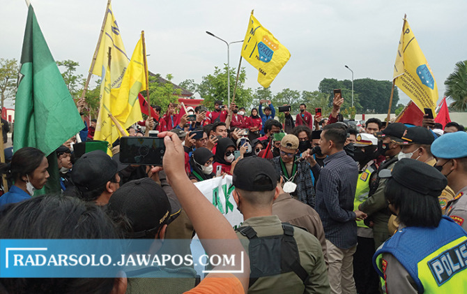 DIALOG: Wakil Ketua DPRD Sukoharjo Eko Sapto Purnomo temui massa aksi dan tanda tangani tuntutan mahasiswa, Senin (18/4). (IWAN KAWUL/RADAR SOLO)